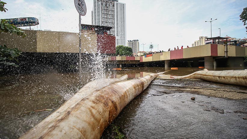 Banjir Underpass Kemayoran Jadi Tontonan Warga - Bagian 3