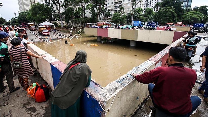 Banjir Underpass Kemayoran Jadi Tontonan Warga - Bagian 1
