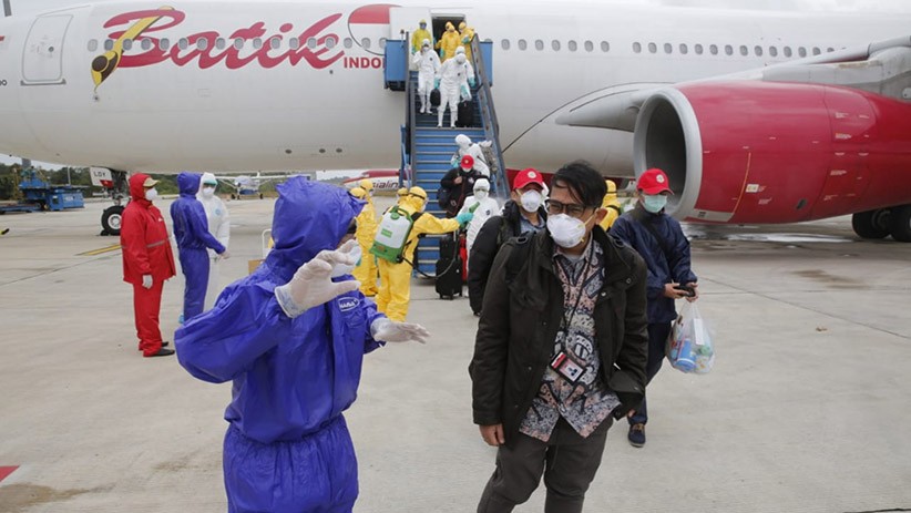 Foto-Foto 238 WNI Disemprot Cairan Disinfektan saat Tiba dari Wuhan China - Bagian 3