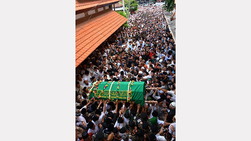 Ribuan Santri Hadiri Pemakaman Gus Sholah di Tebuireng - Bagian 3