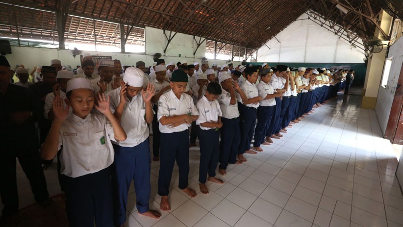 Ratusan Pelajar Surabaya Salat Gaib dan Doa Bersama untuk Gus Sholah - Bagian 2