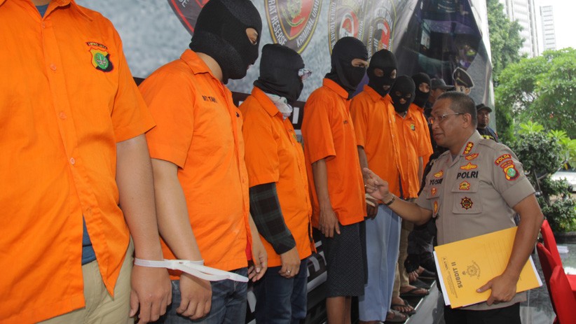 Ungkap Kasus Pembobolan Rekening Ilham Bintang, Polisi Tangkap 8 Tersangka - Bagian 1