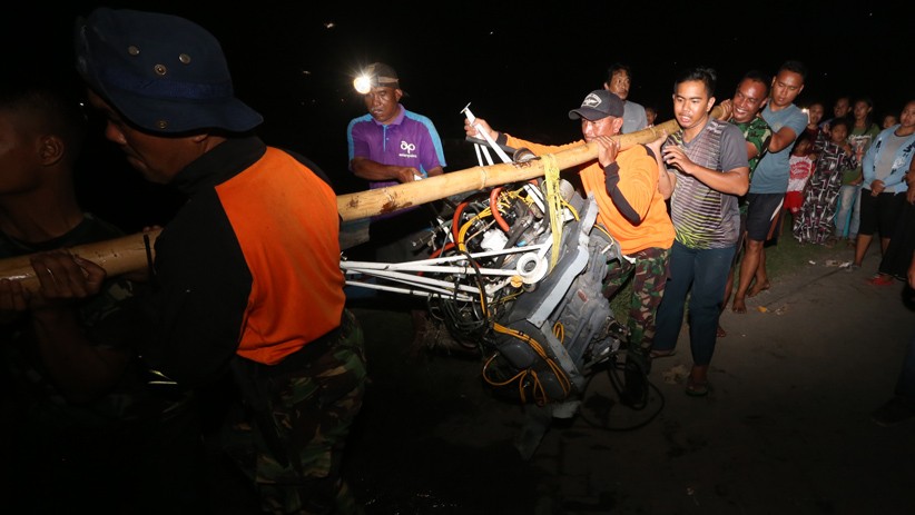 TNI AL Evakuasi Pesawat Latih yang Mendarat Darurat di Tambak - Bagian 2