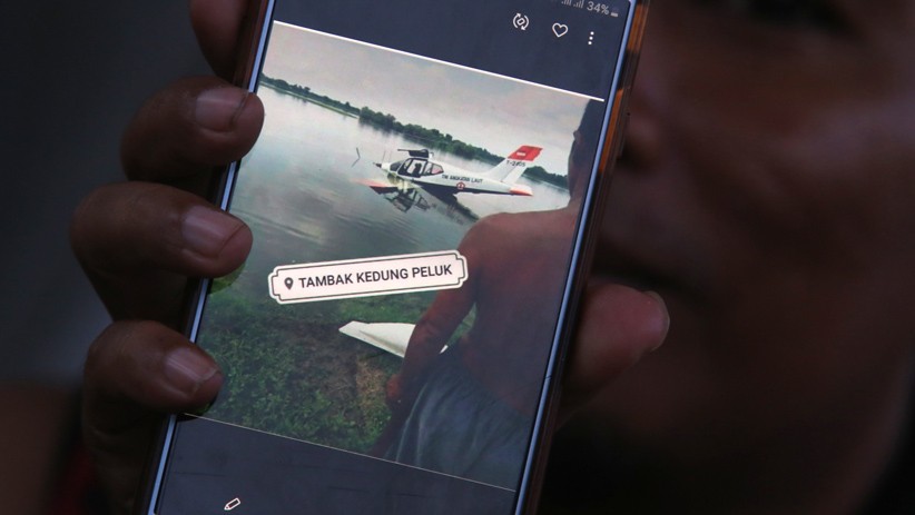 TNI AL Evakuasi Pesawat Latih yang Mendarat Darurat di Tambak - Bagian 5