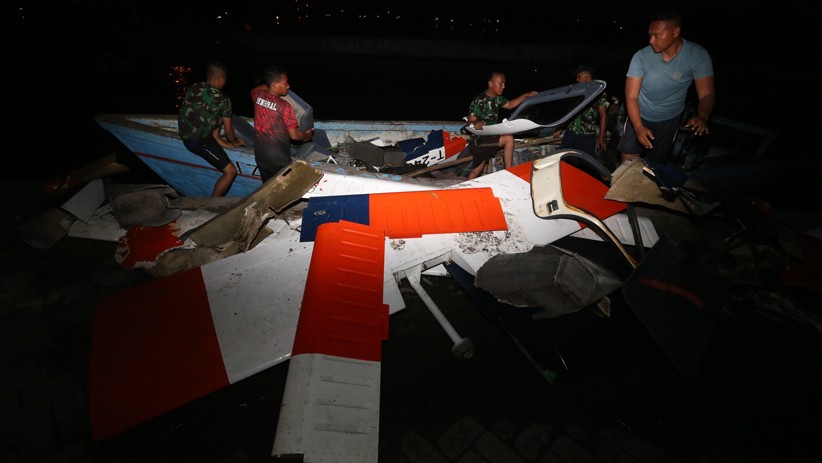 TNI AL Evakuasi Pesawat Latih yang Mendarat Darurat di Tambak - Bagian 1