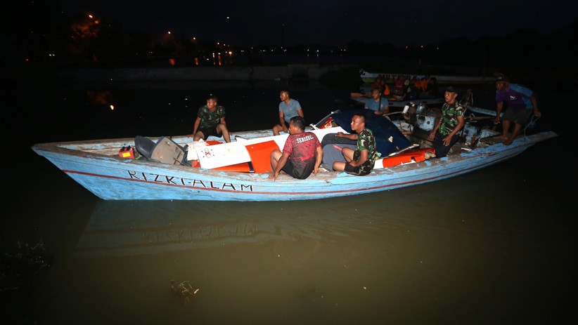TNI AL Evakuasi Pesawat Latih yang Mendarat Darurat di Tambak - Bagian 4