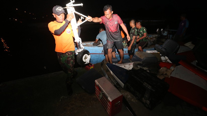 TNI AL Evakuasi Pesawat Latih yang Mendarat Darurat di Tambak - Bagian 3