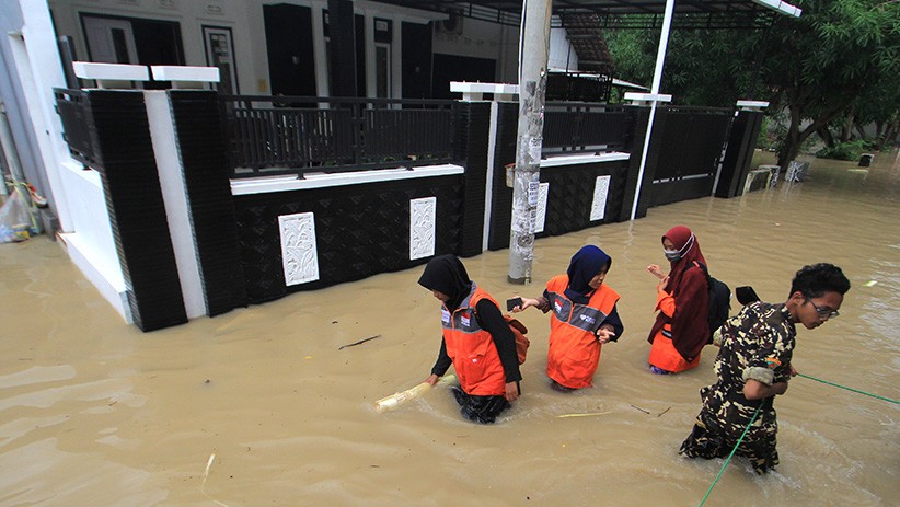 Tanggul Sungai Jebol, Ratusan Rumah di Desa Wanakaya Cirebon Terendam Banjir - Bagian 1