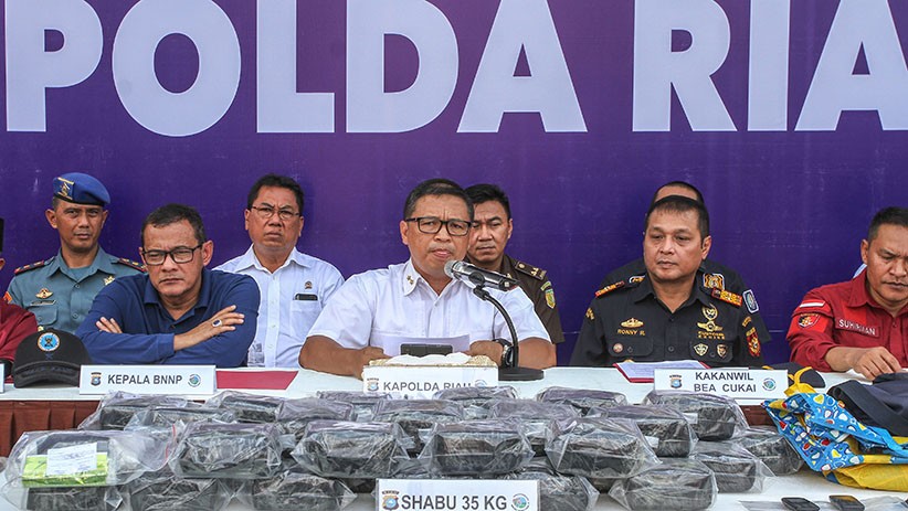 Polda Riau Gagalkan Penyelundupan 35 Kg Sabu dan 36 Botol Cairan Vape - Bagian 1