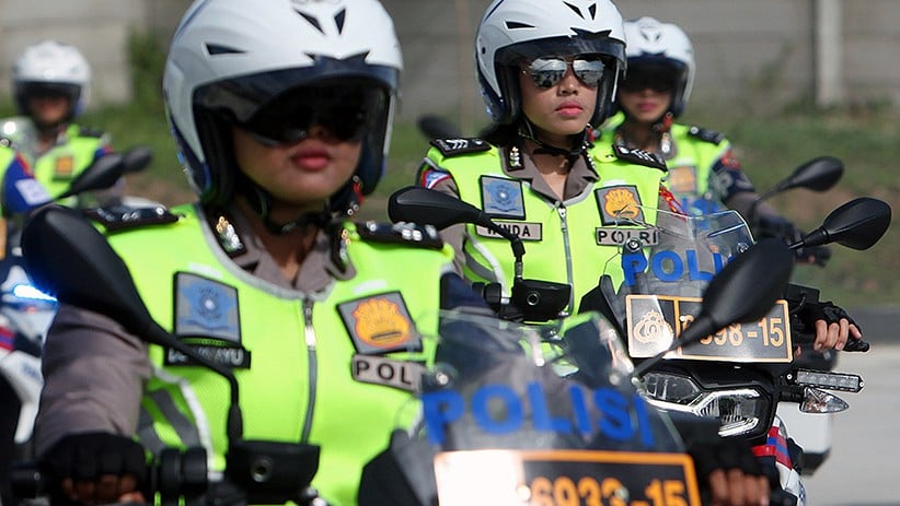 Aksi Polantas Berdiri di Atas Moge Sambil Berjalan - Bagian 2
