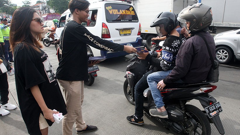 Rayakan Hari Valentine, Model Cantik Ini Bagikan Pods kepada Warga Jakarta - Bagian 4