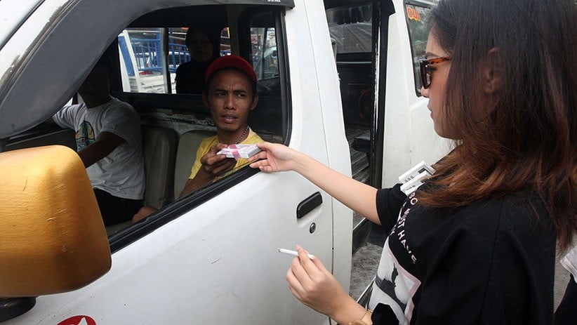 Rayakan Hari Valentine, Model Cantik Ini Bagikan Pods kepada Warga Jakarta - Bagian 3