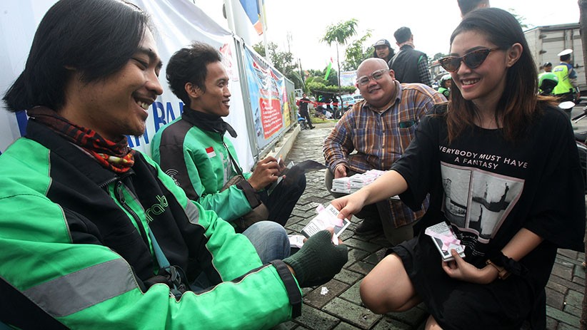 Rayakan Hari Valentine, Model Cantik Ini Bagikan Pods kepada Warga Jakarta - Bagian 2