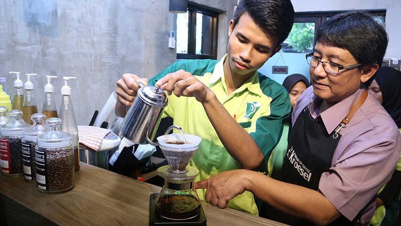 Penyandang Tunarungu dan Tunawicara Ikuti Pelatihan Barista di Surabaya - Bagian 1