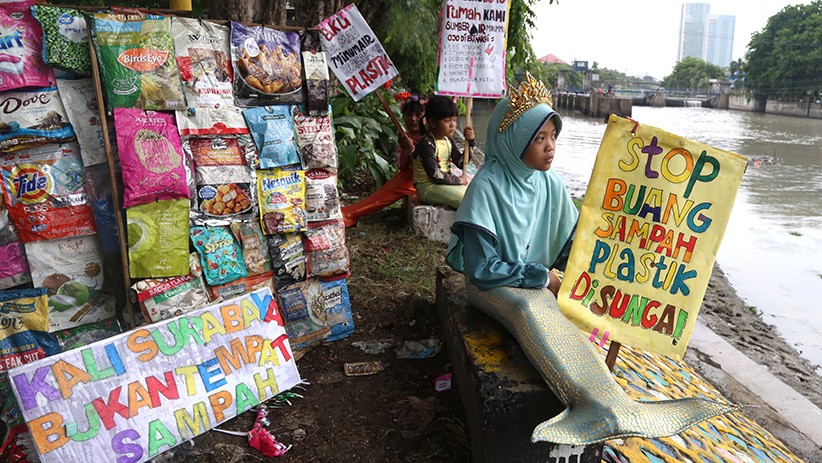 Aksi Tiga Putri Duyung Tolak Sampah Plastik di Sungai Kalimas Surabaya - Bagian 2
