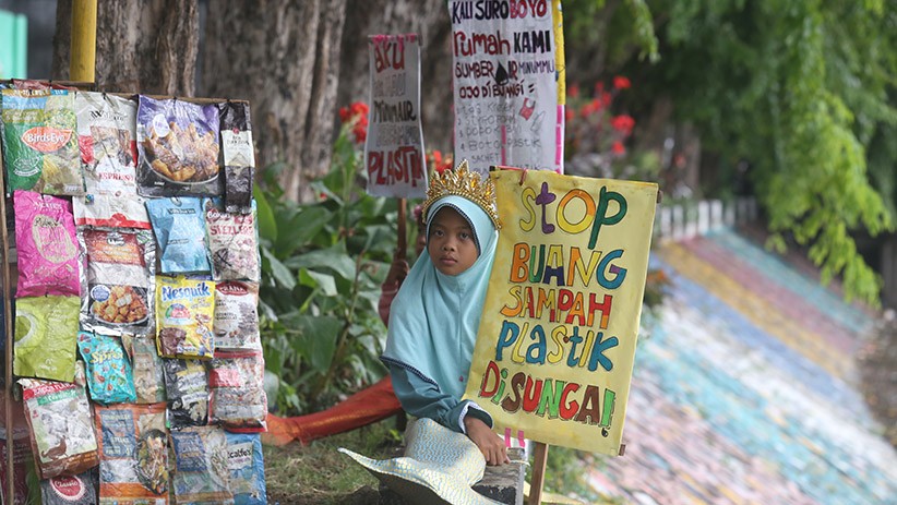 Aksi Tiga Putri Duyung Tolak Sampah Plastik di Sungai Kalimas Surabaya - Bagian 4