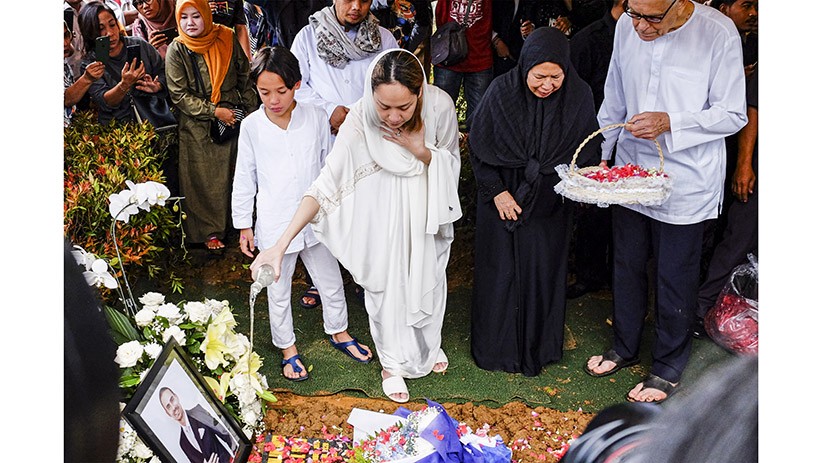 Suasana Haru Pemakaman Ashraf Sinclair, Suami Bunga Citra Lestari - Bagian 2