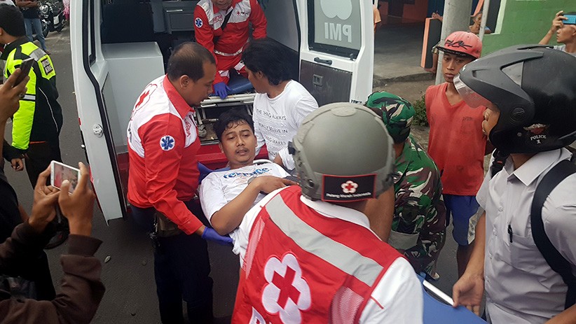 Suporter Persebaya dan Arema Rusuh, Sejumlah Motor Dibakar - Bagian 3