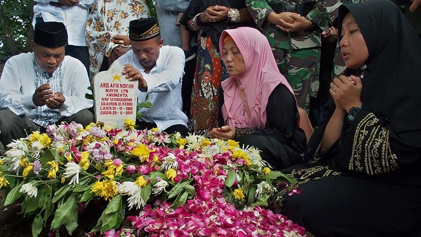 Kecelakaan Helikopter Mi-17, Empat Prajurit TNI Dimakamkan di TMP Giri Tunggal - Bagian 3