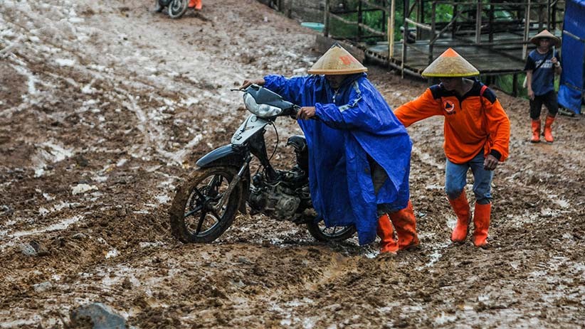 Potret Warga Lebak Sulit Beraktivitas karena Jalan Berlumpur di Kampung Cigobang - Bagian 1