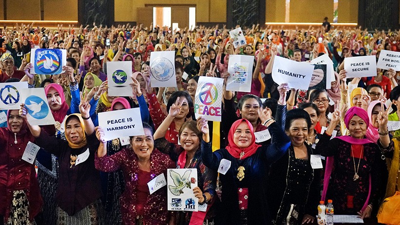 Bawa Pesan Perdamaian, Ribuan Perempuan Pakai Kebaya Pecahkan Rekor Dunia - Bagian 1