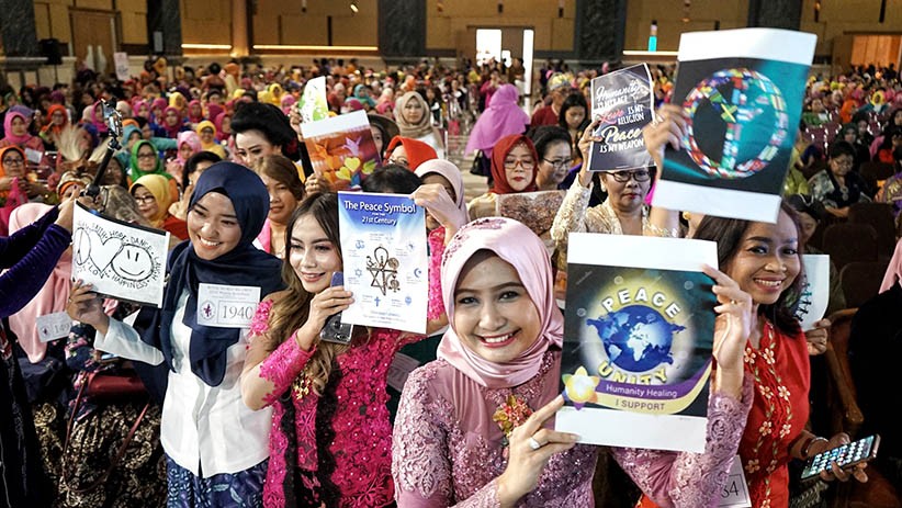 Bawa Pesan Perdamaian, Ribuan Perempuan Pakai Kebaya Pecahkan Rekor Dunia - Bagian 2