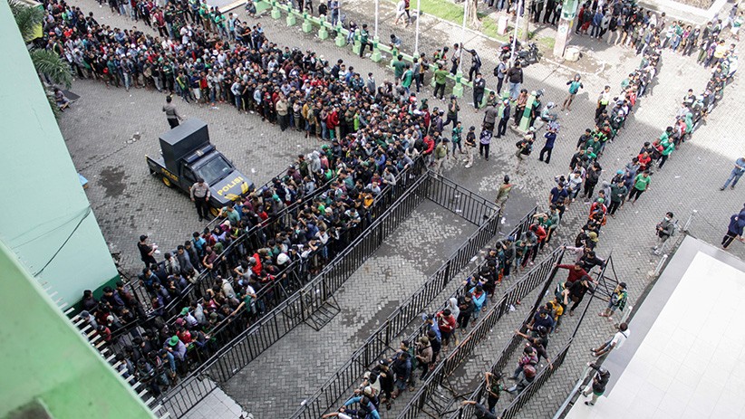 Ribuan Suporter Antre Beli Tiket Final Piala Gubernur Jatim, Persebaya vs Persija - Bagian 1