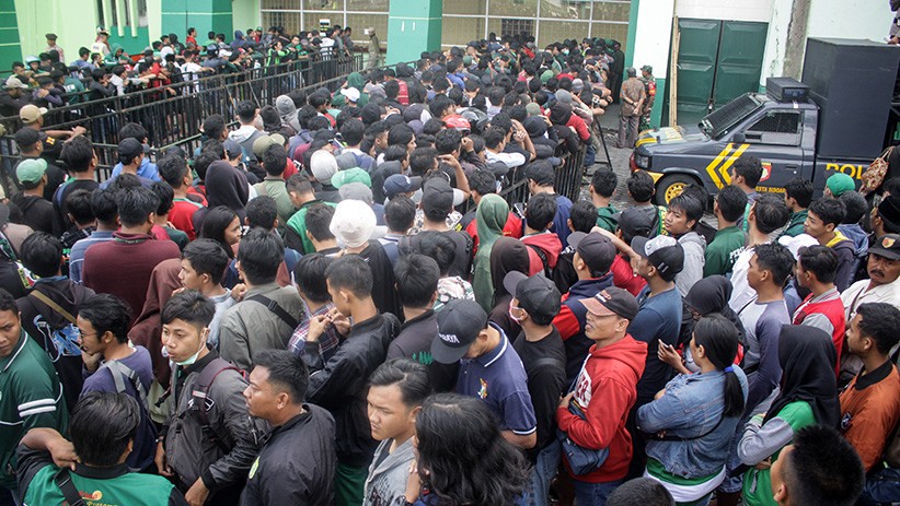 Ribuan Suporter Antre Beli Tiket Final Piala Gubernur Jatim, Persebaya vs Persija - Bagian 2