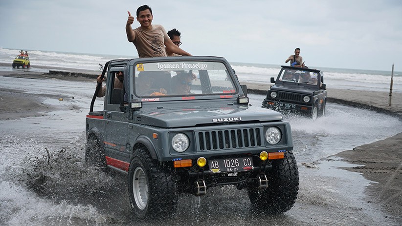 Wisata Jelajah Pantai Parangtritis dengan Mobil Offroad - Bagian 2