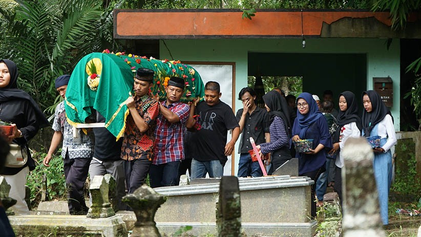 Pemakaman Korban Pelajar Tenggelam saat Kegiatan Susur Sungai Sempor - Bagian 1