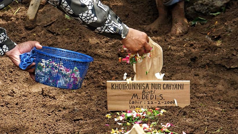 Pemakaman Korban Pelajar Tenggelam saat Kegiatan Susur Sungai Sempor - Bagian 2