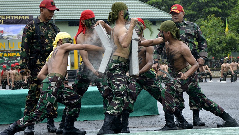 Aksi Prajurit TNI AD Melewati Api saat Penutupan Pendidikan Pertama Bintara - Bagian 2