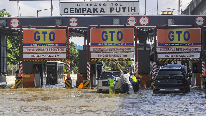 Hindari Banjir di Cempaka Putih, Pengendara Motor Masuk Tol Wiyoto Wiyono - Bagian 2