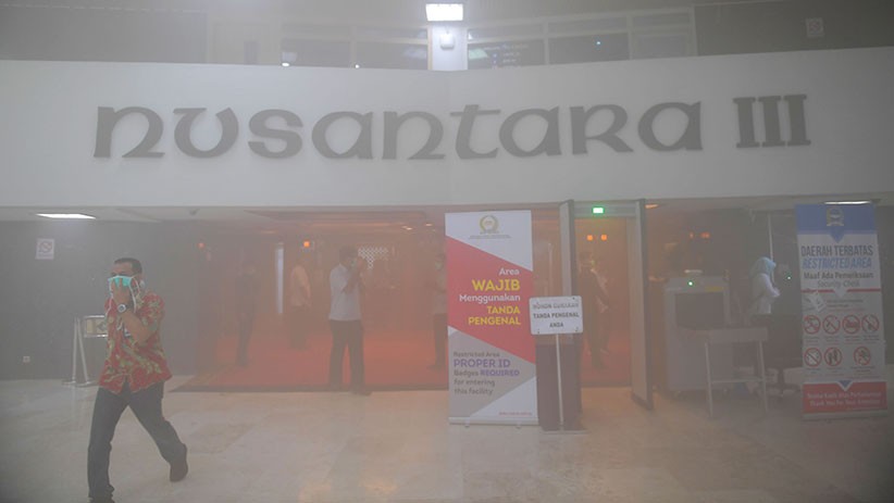 Penampakan Gedung Nusantara III DPR Tertutup Kepulan Asap - Bagian 1