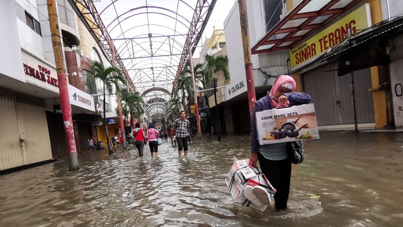 Pertokoan Pasar Baru Terendam Banjir, Aktivitas Ekonomi Lumpuh - Bagian 1