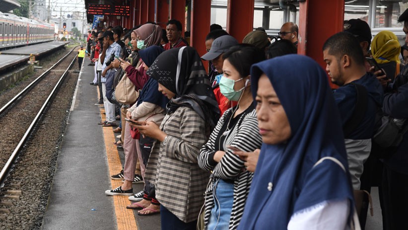 Dampak Banjir, Penumpang KRL Tujuan Jakarta Menumpuk di Stasiun Bojong Gede - Bagian 3