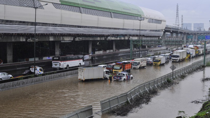 Truk-Truk Terendam Air saat Banjir di Tol Jakarta-Cikampek - Bagian 2