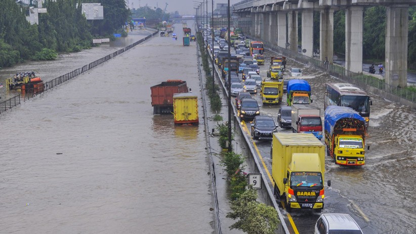 Truk-Truk Terendam Air saat Banjir di Tol Jakarta-Cikampek - Bagian 3