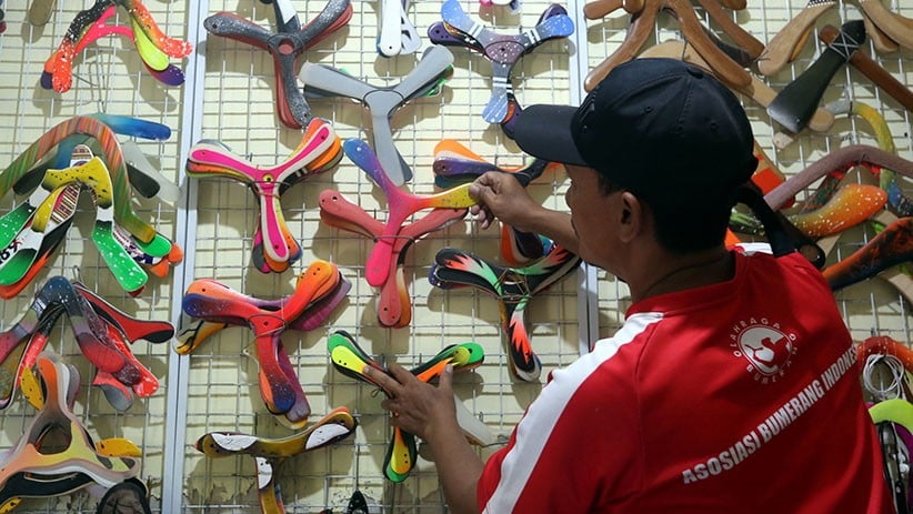 Kerajinan Bumerang Bermotif Wayang Ini Diekspor hingga Prancis - Bagian 2