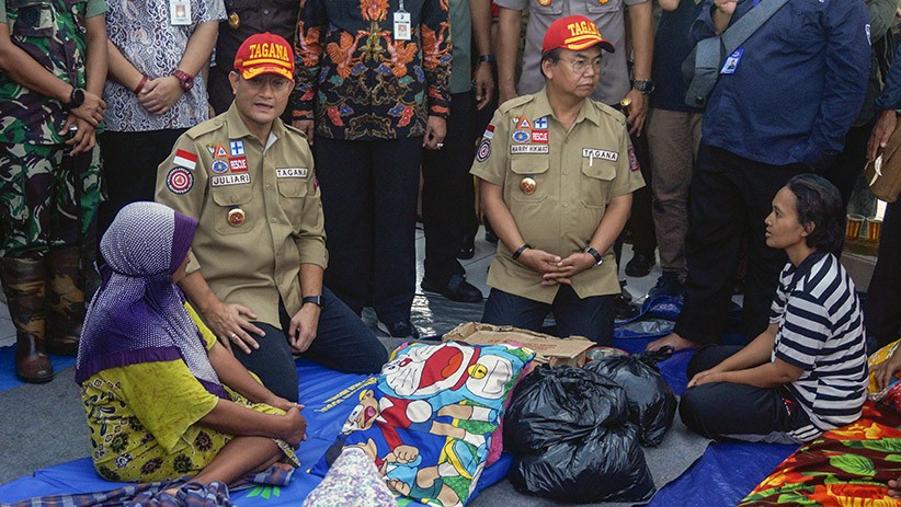 Mensos Serahkan Bantuan Senilai Rp1,9 M untuk Korban Banjir Pekalongan - Bagian 1