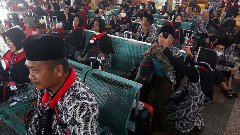 Calon Jemaah Umrah Gagal Berangkat Menumpuk di Bandara Juanda Surabaya - Bagian 3