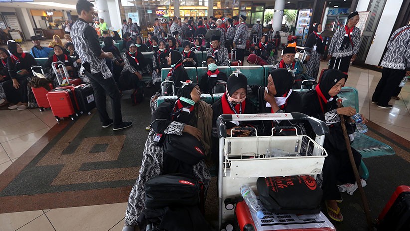 Calon Jemaah Umrah Gagal Berangkat Menumpuk di Bandara Juanda Surabaya - Bagian 4