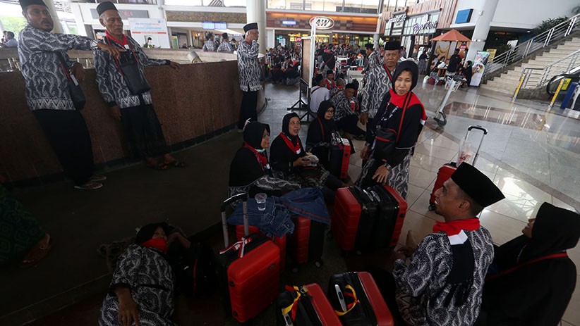 Calon Jemaah Umrah Gagal Berangkat Menumpuk di Bandara Juanda Surabaya - Bagian 5