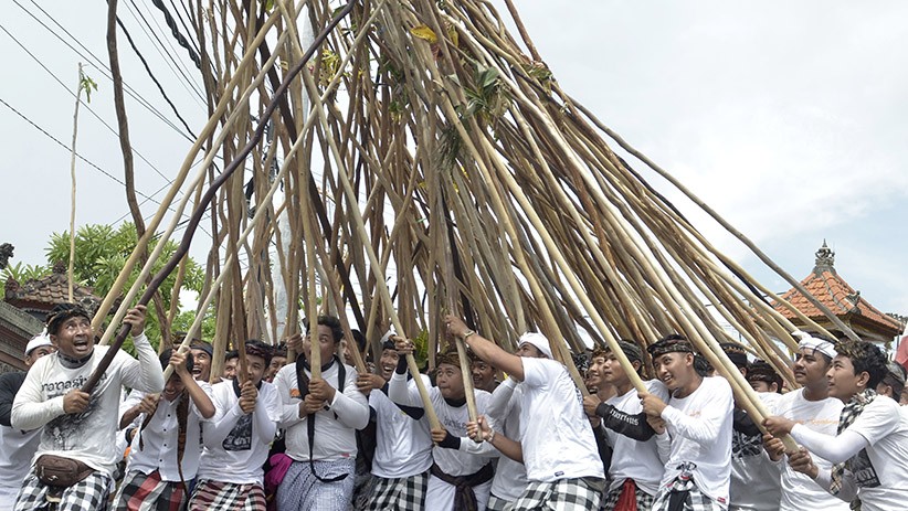 Menolak Bala, Ribuan Warga Bali Ikuti Tradisi Mekotek - Bagian 3