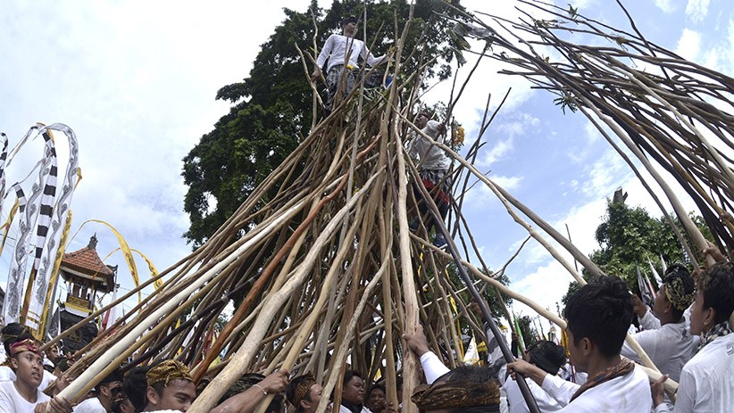 Menolak Bala, Ribuan Warga Bali Ikuti Tradisi Mekotek - Bagian 2