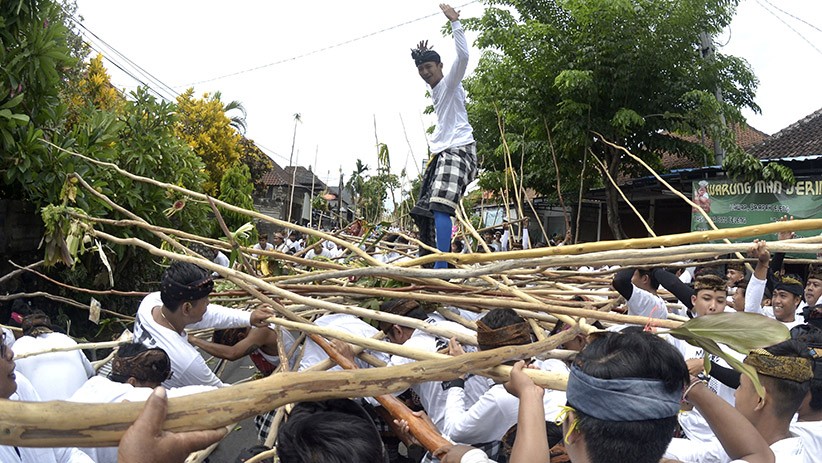 Menolak Bala, Ribuan Warga Bali Ikuti Tradisi Mekotek - Bagian 1