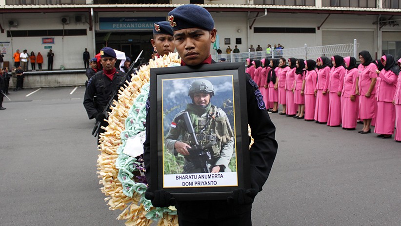 Jenazah Prajurit Polri yang Gugur Ditembak KKB Papua Tiba di Sidoarjo - Bagian 2
