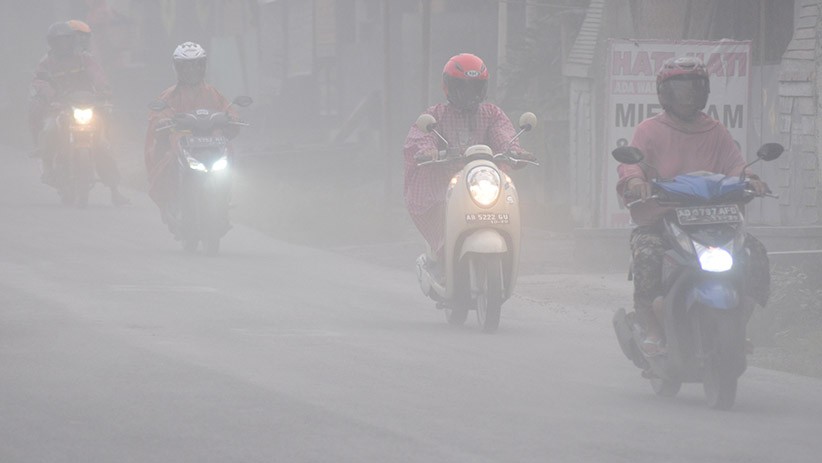 Hujan Abu di Boyolali akibat Erupsi Gunung Merapi, Jarak Pandang Terbatas - Bagian 3