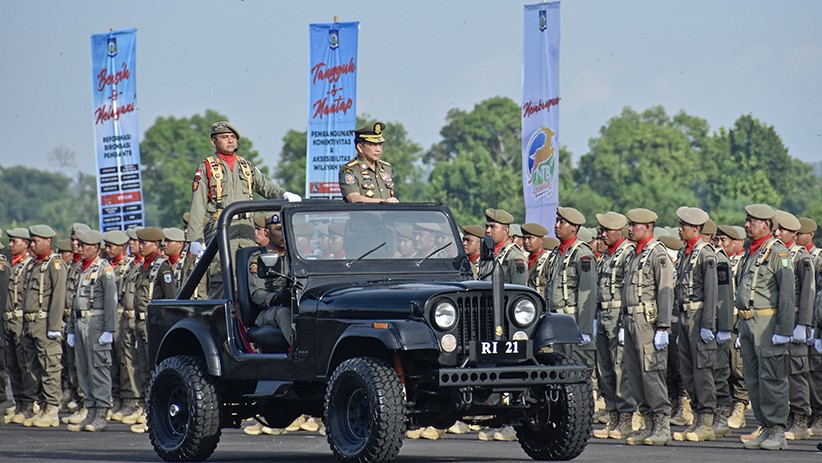Mendagri Tito Karnavian Hadiri Upacara HUT ke-70 Sat Pol PP di Mataram - Bagian 1