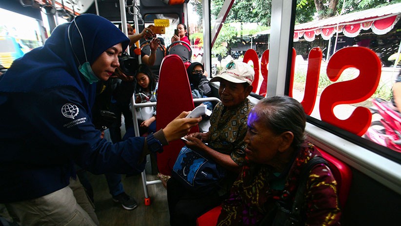 Antisipasi Virus Korona, Dishub Surabaya Cek Suhu Tubuh Penumpang Bus - Bagian 1
